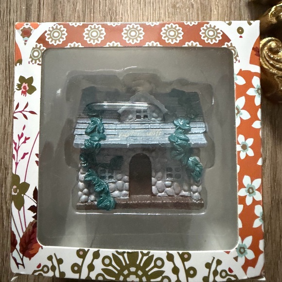 NIB Taylor Swift Evermore Cabin Ornament Ivy covered in you Christmas - Picture 12 of 17